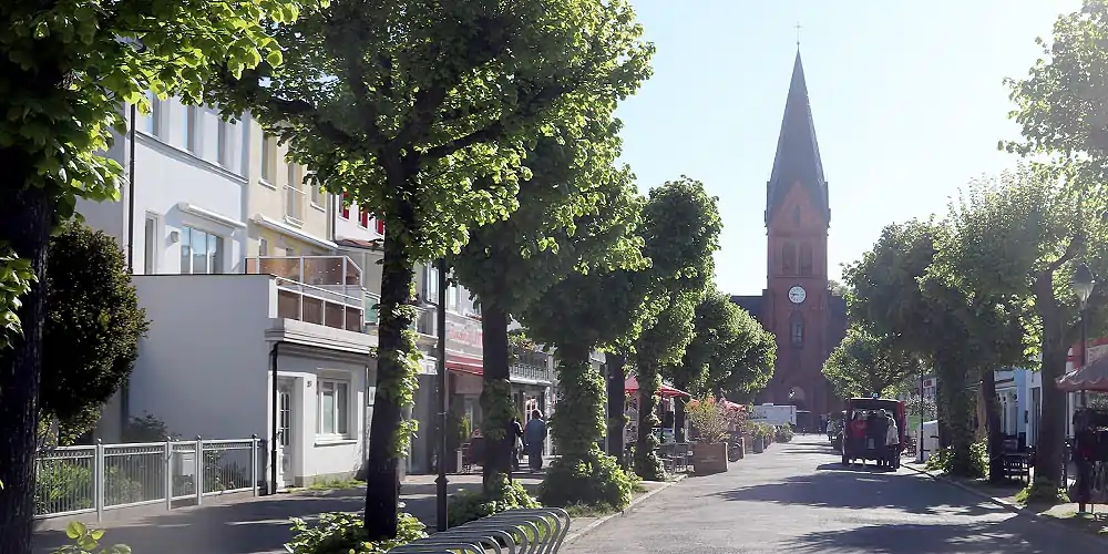 Außenansicht des Gesundheitscenter Hempel in Rostock-Warnemünde mit Eingang zum Hilfsmittelverleih